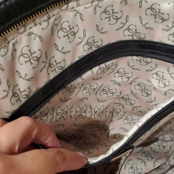 Guess handbag. - Picture 5 of 7